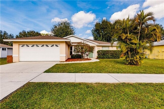 Building Photo - 3/2 HOME WITH HUGE /FENCED BACK YARD. -12 MINUTES to Siesta Beach! Great school district!