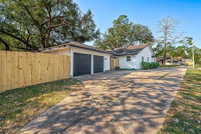 Building Photo - 23130 Bayleaf Dr