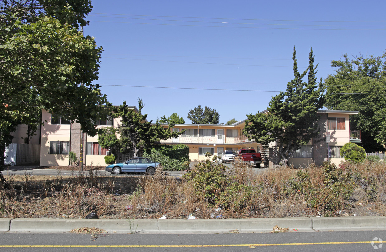 Building Photo - 9201 Bancroft Ave