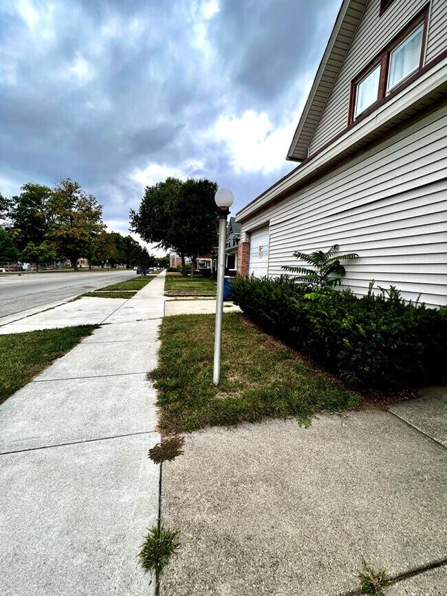 402 Mishawaka Ave Apartment for Rent in Mishawaka, IN