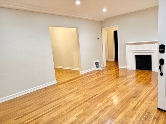 Foto del edificio - 1744 Huntington Dr