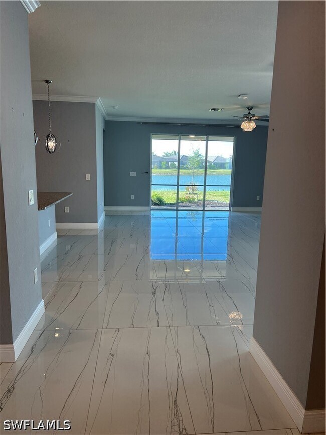 Foto del edificio - 4351 Bluegrass Dr