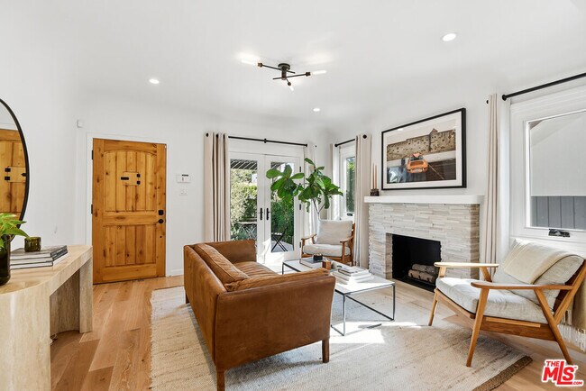 Foto del edificio - 627 N Fuller Ave
