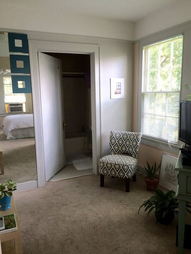 Foto del edificio - Steps from Audubon Park!!! Natural light, appliances included, Laundry on site