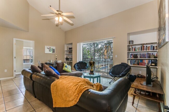 Building Photo - WALK TO UT/DRAG!!!