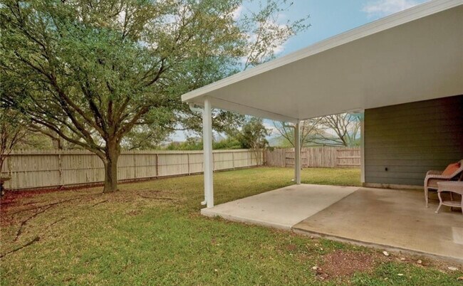 Foto del edificio - 127 Hickory Ln