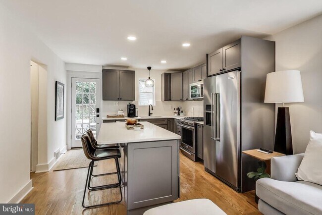 Foto del edificio - 7807 Glenbrook Rd