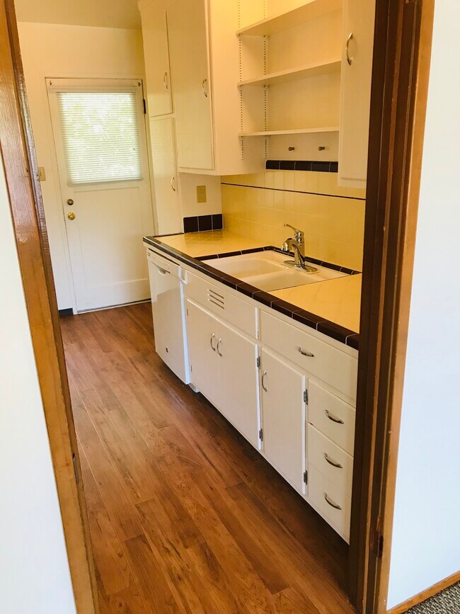 Kitchen - 1501 Carmel Dr