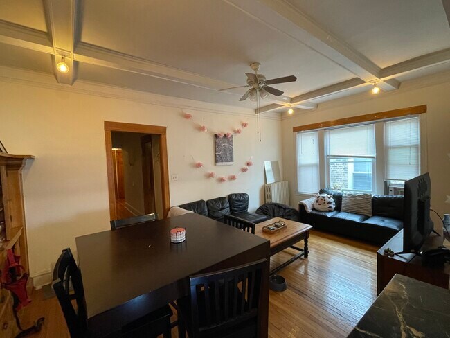 Foto del edificio - 6310 N Lakewood Ave
