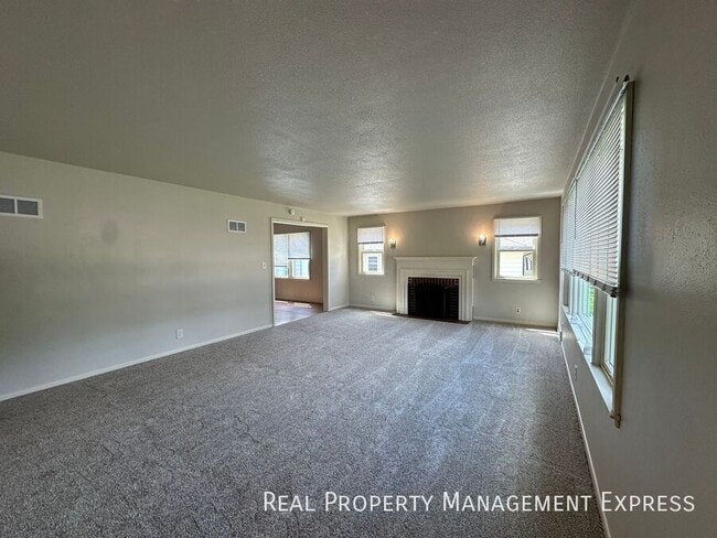 Building Photo - Cozy 4 Bedroom 3 Bathroom Home