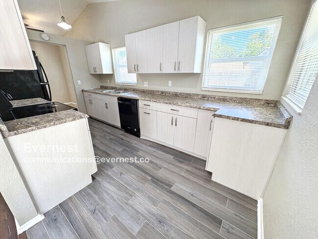Foto del edificio - Charming Home with Fenced Backyard and Con...