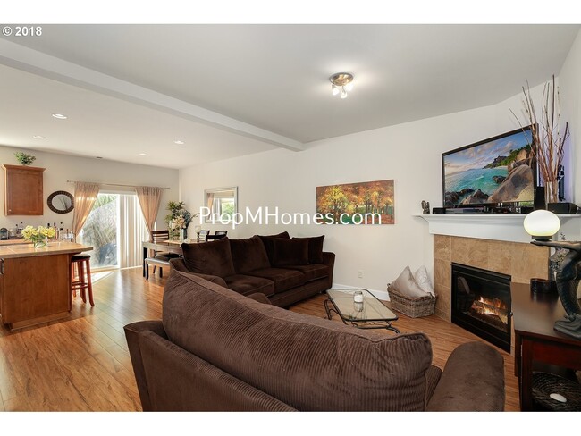 Building Photo - Charming Damascus Three Bedroom Townhome i...