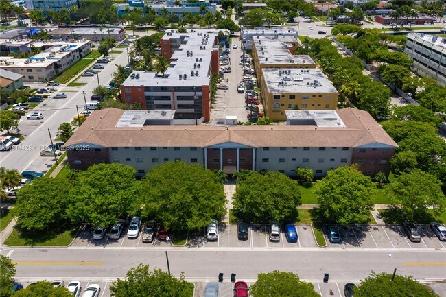 Foto del edificio - 16851 NE 18th Ave