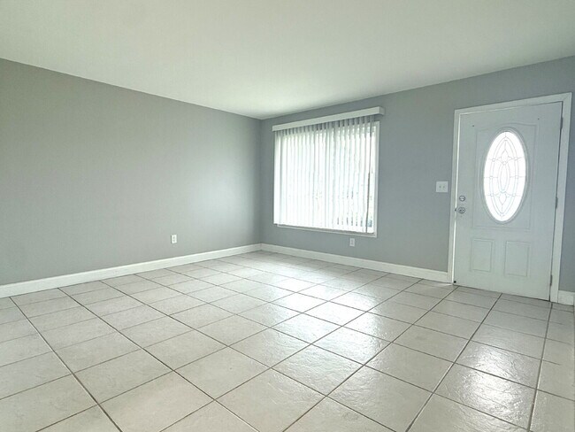 Foto del edificio - "Charming 2-Bedroom Oasis in South Gulf Cove with Modern Comforts!"