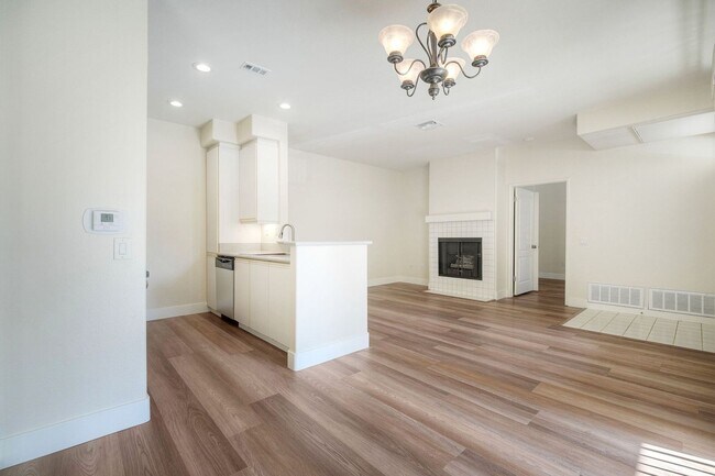 Foto del edificio - Coastal Living at Its Best – Upgraded 1BR Condo with Private Patio & Resort-Style Amenities