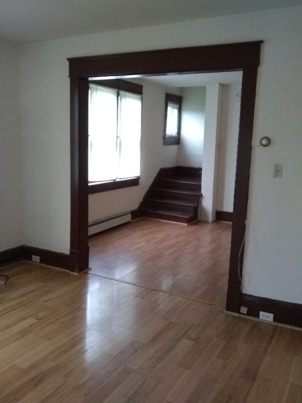 Building Photo - 202 E Oak St