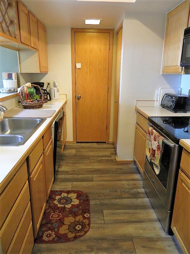 Foto del edificio - Summer Seasonal Rental- Lake Forest E301