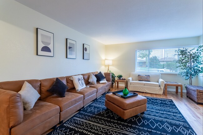 Foto del edificio - Spacious Updated Unit of Quadplex Availabl...