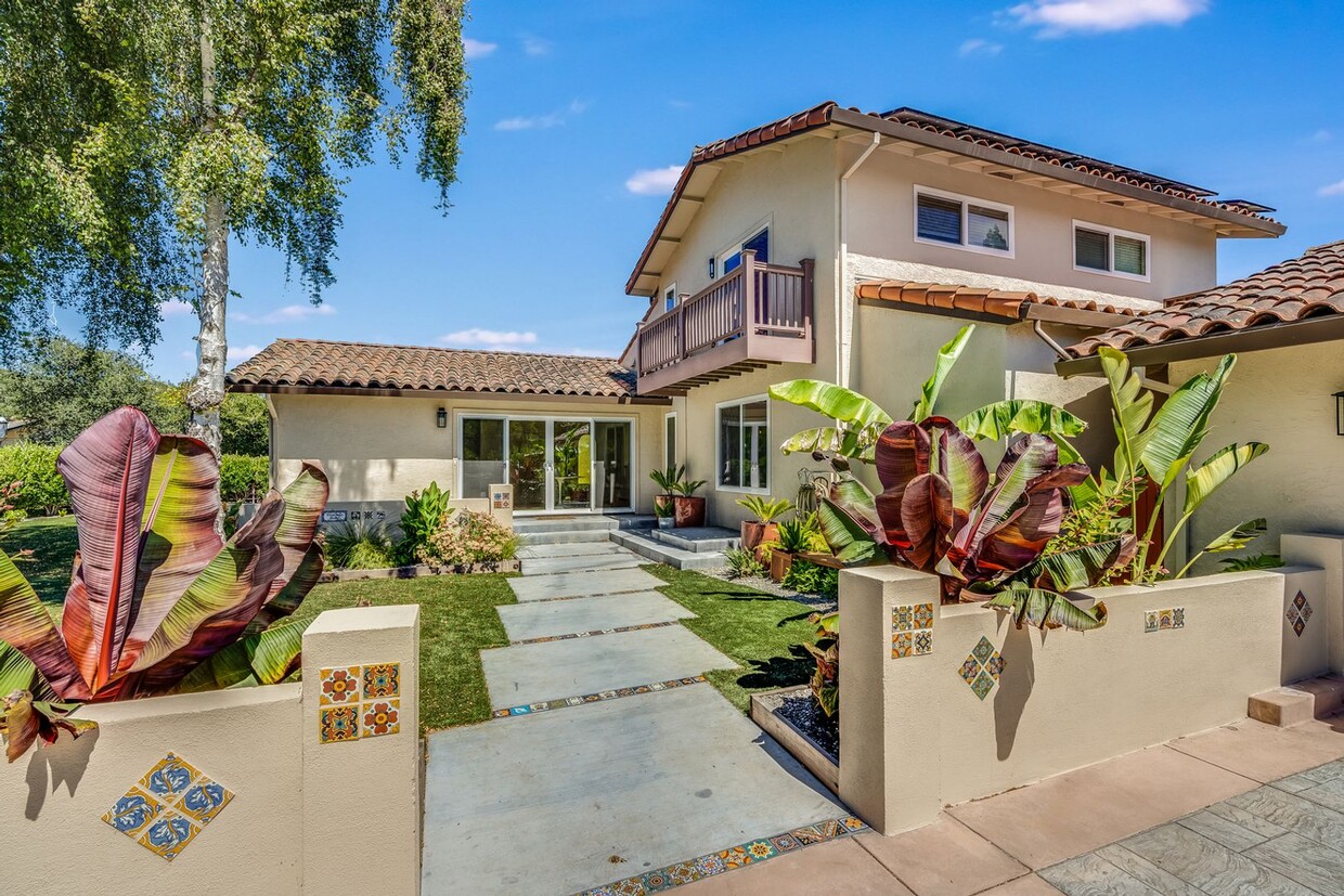 Primary Photo - Beautiful Gated Community Updated Home in ...