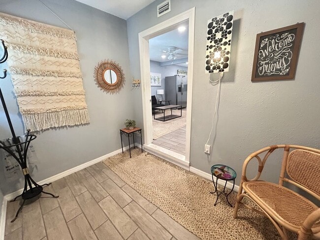 Building Photo - Beautifully Updated Furnished 2 Bed 1 Bath with Fenced Yard!