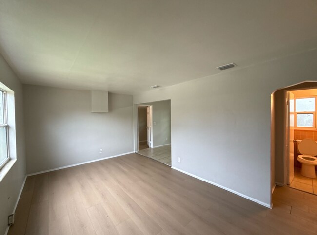 Building Photo - 900 40th St S