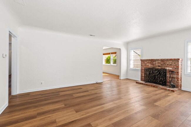 Foto del edificio - Downtown Napa 3 bed 2 bath single level home