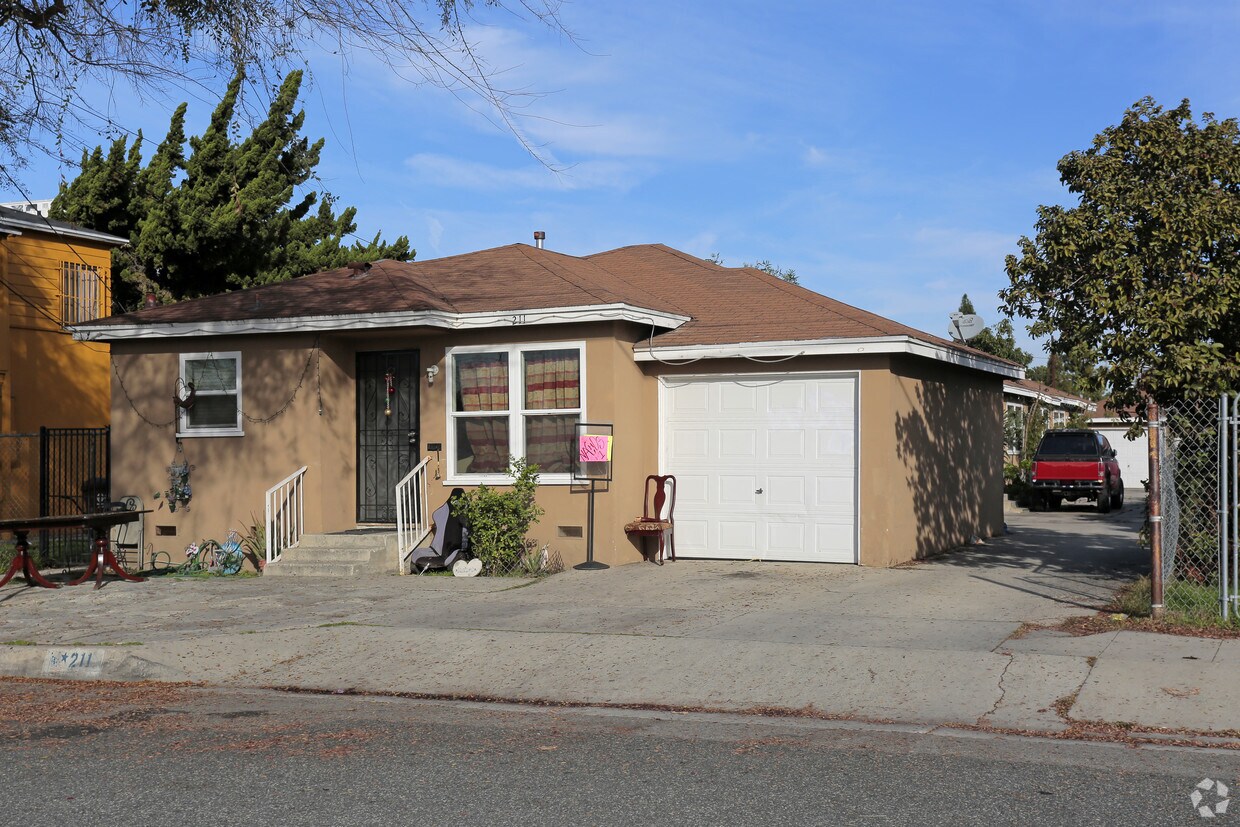 Foto principal - 211 E Indigo St