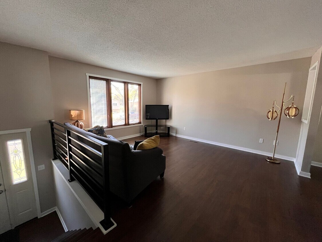 Foto principal - 3 Bed 1.5 Bath Single Family Home For Rent