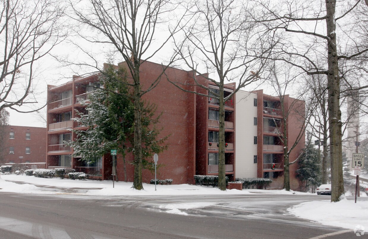 Building Photo - Grenadier