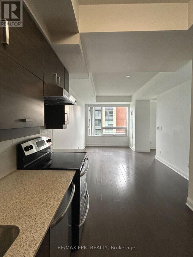 Photo du bâtiment - 1-601 Uptown Dr