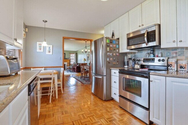 Building Photo - Amazing 4-Bedroom Retreat with 2 Full Baths and 2400 Sq Ft of Space in Minneapolis. 9/1