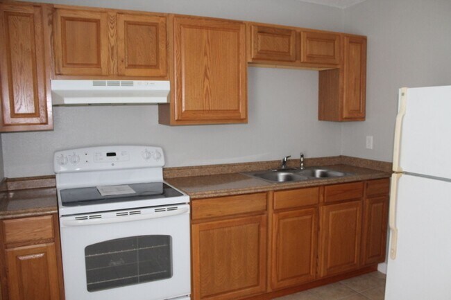 Building Photo - 2BD/1B Apartment