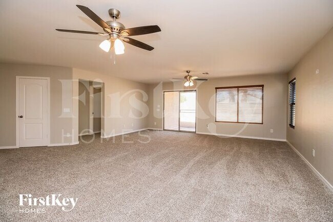 Foto del edificio - 914 W Desert Canyon Dr