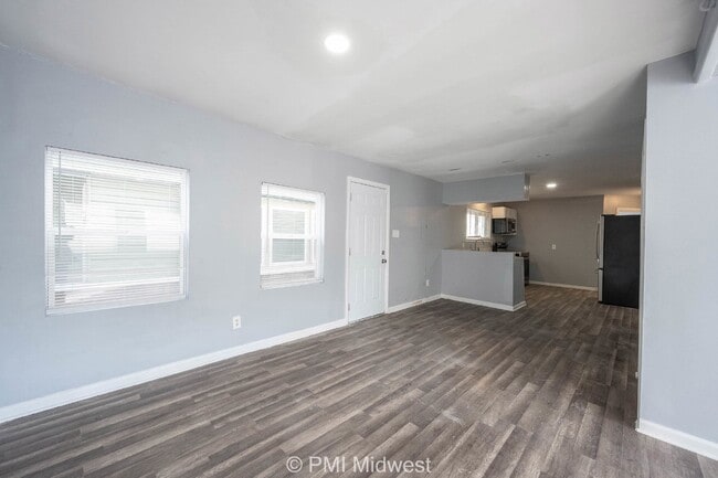 Building Photo - Charming 2 Bedroom Apartment in Indianapol...