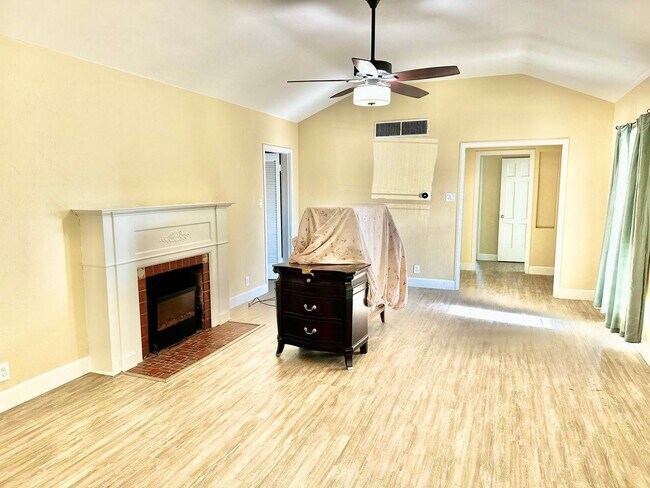 Foto del edificio - 4 br, 2 bath House - 1120 S Clovis Ave