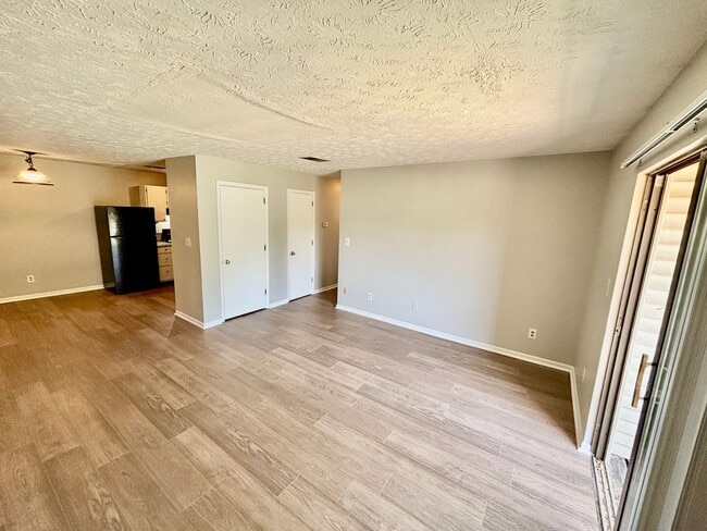 Building Photo - 2 Bedroom Condo off Alumni!