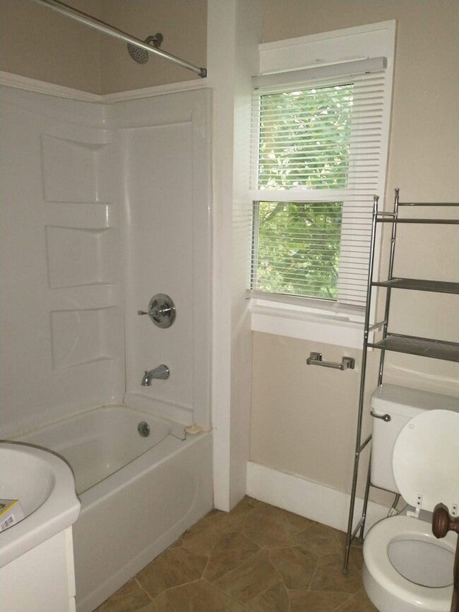 Building Photo - 2 BR/1 BA home