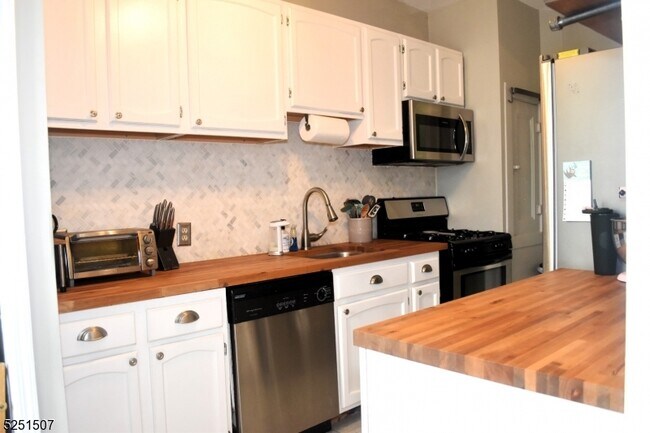 Building Photo - 303 Hamilton Pl