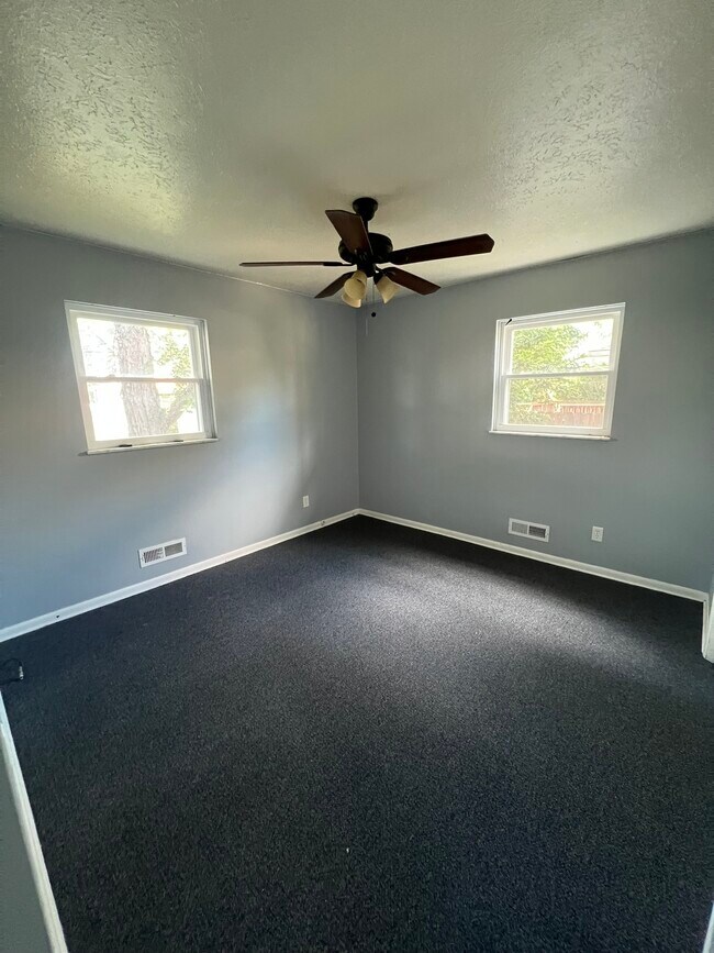 Foto del edificio - 7903 Ackley Rd