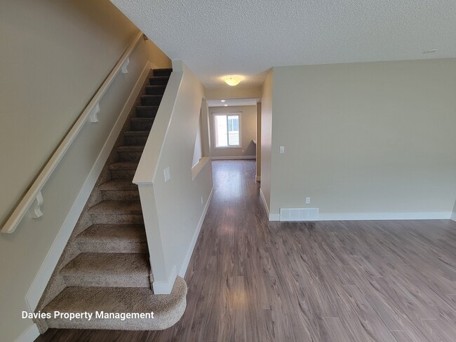 Photo du bâtiment - 415 Clareview Rd NW