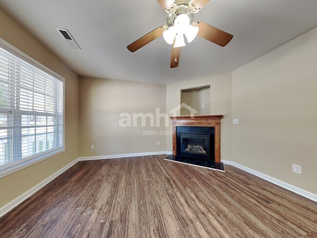 Foto del edificio - 5065 Walden Ridge Dr