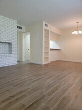 Building Photo - 2101 Fountain View Dr