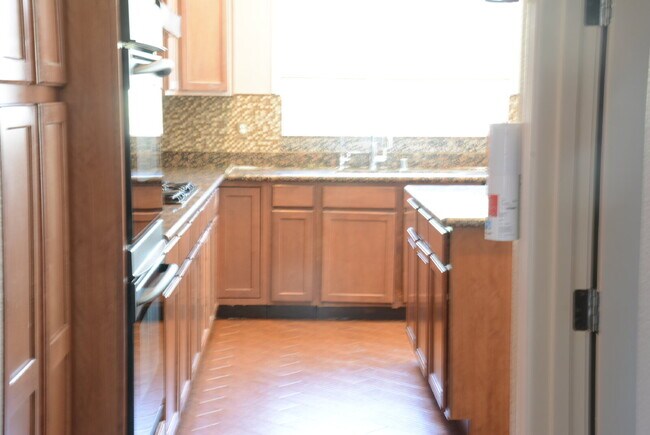Foto del edificio - "Spacious 4-Bedroom Oasis with Granite Tou...