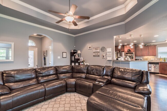 Building Photo - ** BEAUTIFUL 3 BED/ 2 BATH HOUSE **