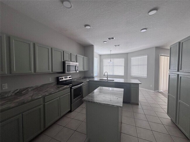 Building Photo - Golf Community Home