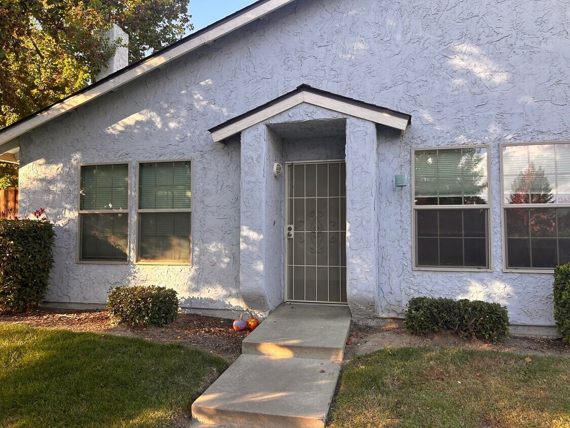 Primary Photo - Great home for rent in Visalia