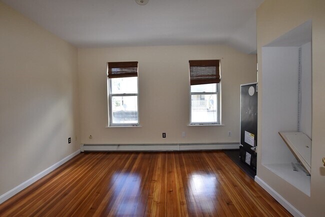 Building Photo - 375 Salem St