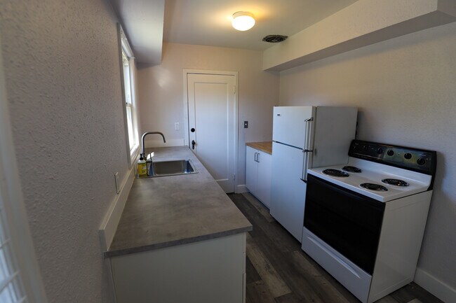 Kitchen - 714 NE 53rd Ave