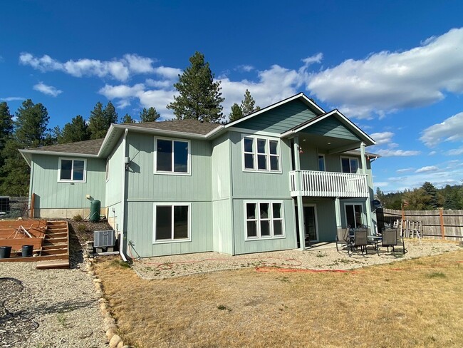 Building Photo - Beautiful, 5 bedrooms, 3 bath daylight ran...