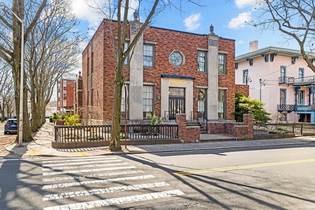 Building Photo - 576 Chapel St